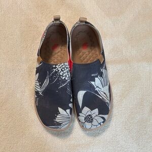 UIN Navy Blue and White Floral Slip-Ons